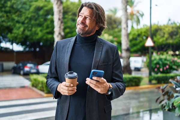 Middle Age Man Using Smartphone Drinking Coffee Park — Stock Photo, Image