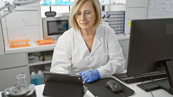 Medelålders Kvinnlig Forskare Som Använder Tablett Modern Laboratoriemiljö — Stockfoto