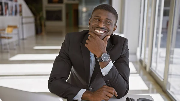 Ein Lächelnder Afrikanisch Amerikanischer Mann Einem Modernen Büroumfeld Das Vertrauen — Stockfoto