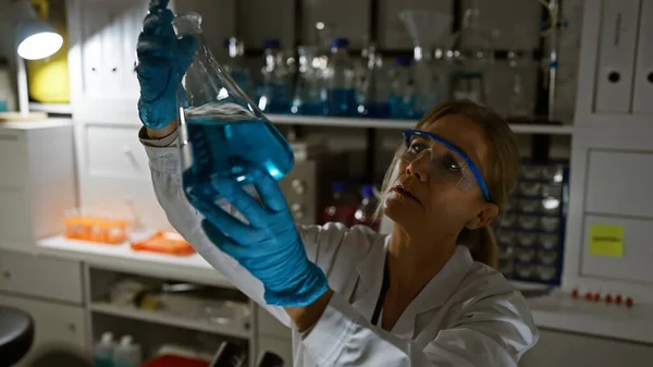 Yetişkin Bir Beyaz Kadın Bilim Adamı Iyi Donanımlı Bir Laboratuvar — Stok fotoğraf