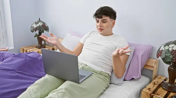 Genç Adam Rahat Yatak Odasında Dizüstü Bilgisayarla Video Konferansı Yaparken — Stok fotoğraf
