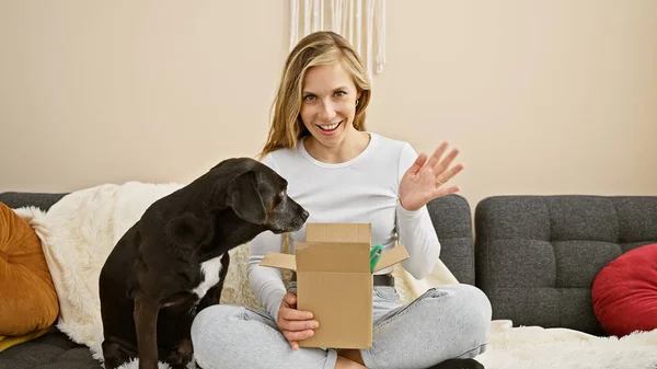 Donna Sorridente Unboxing Con Labrador Curioso Accogliente Soggiorno Interno — Foto Stock