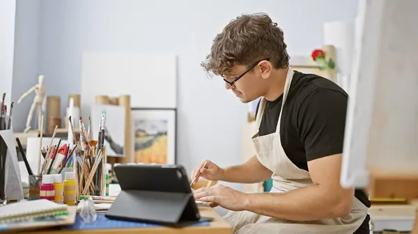 Attractive Young Hispanic Man Committed Art Student Fervently Engrossed Drawing — Stock Photo, Image