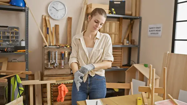 Mulher Loira Usando Luvas Uma Oficina Carpintaria Com Madeira Ferramentas — Fotografia de Stock