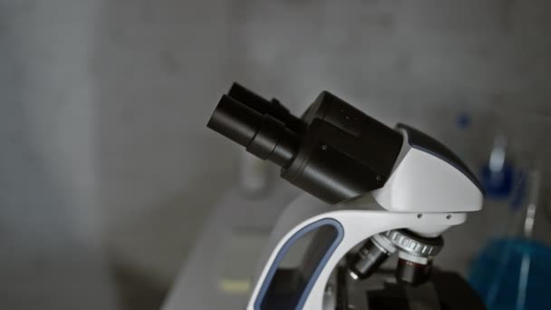 Μια Στοχευμένη Γυναίκα Επιστήμονας Χρησιμοποιώντας Ένα Μικροσκόπιο Ένα Εργαστηριακό Περιβάλλον — Αρχείο Βίντεο