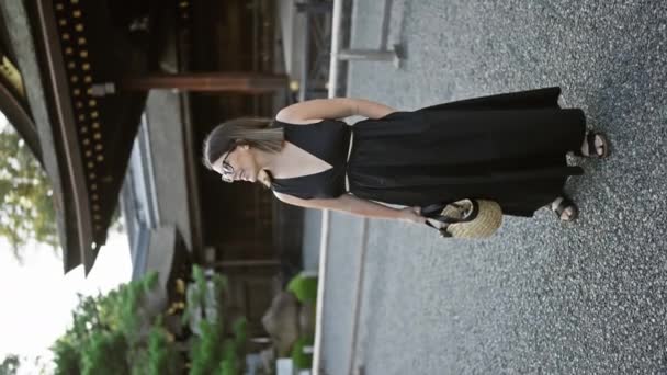 Vol Vertrouwen Poseren Bij Fushimi Inari Taisha Een Mooie Spaanse — Stockvideo