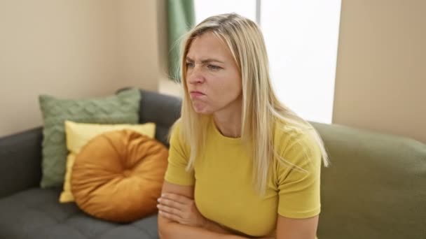 회의적인 금발의 여자가 집에서 Frowning 문제에 셔츠를 부정적인 사람의 초상화 — 비디오