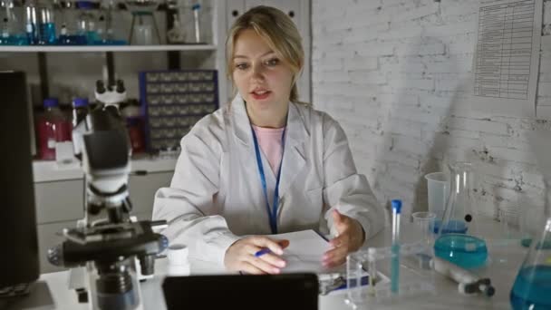 Μια Στοχευμένη Νεαρή Γυναίκα Επιστήμονας Διεξάγει Έρευνα Ένα Σύγχρονο Εργαστήριο — Αρχείο Βίντεο
