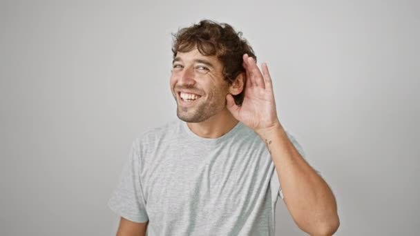 Sağır Gerçekliği Tişörtlü Mutlu Genç Adam Kulaklarını Kaldırarak Izole Edilmiş — Stok video