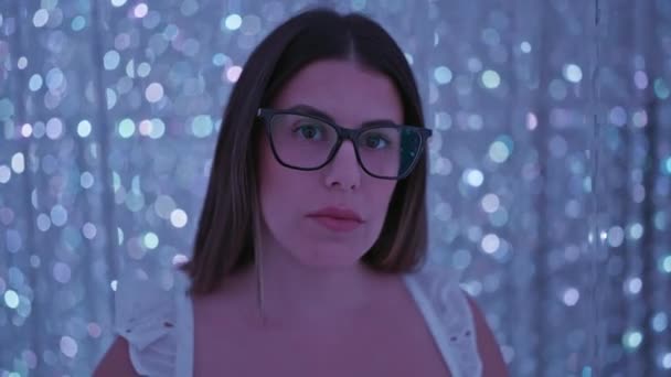 Leende Vacker Latinamerikansk Kvinna Glasögon Upplever Futuristisk Ljusutställning Moderna Museet — Stockvideo