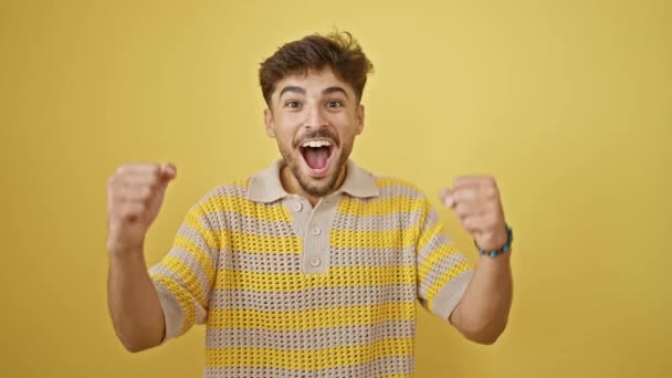 Homem Árabe Jovem Confiante Saboreando Pura Felicidade Comemorando Alegremente Sua — Vídeo de Stock