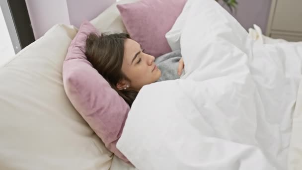 Genç Bir Spanyol Kadın Yatak Odasında Beyaz Çarşaflarla Dinleniyor — Stok video