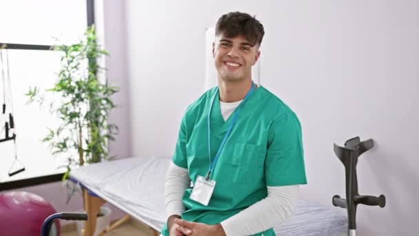 Αυτοπεποίθηση Ευτυχισμένος Νεαρός Ισπανός Που Εργάζεται Φυσιοθεραπευτής Χαμογελώντας Χαλαρή Χειρονομία — Αρχείο Βίντεο