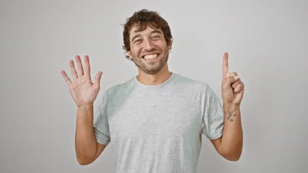 쾌활한 손가락을 번호를 보여주는 캐주얼 티셔츠에 자신감으로 고립된 긍정적인 매력적인 — 비디오