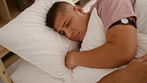 Triste Jovem Latino Abraçando Seu Travesseiro Deitado Cama Com Olhar — Vídeo de Stock