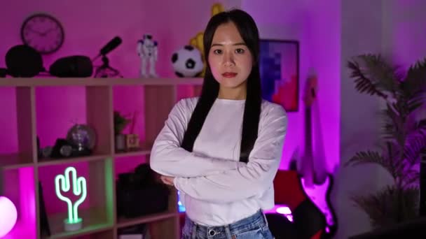 Sebevědomá Asijská Žena Stojící Rukama Zkříženýma Barevné Osvětlené Domácí Herně — Stock video
