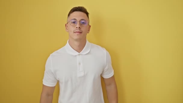 Strålande Ung Latinamerikan Man Bär Glasögon Och Fashionabla Säker Med — Stockvideo