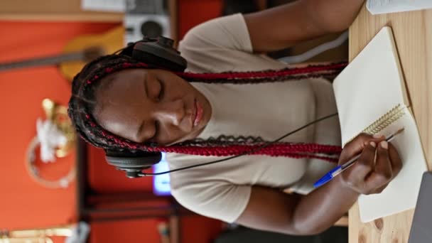 Vacker Afrikansk Amerikansk Kvinna Professionell Musiker Komponerar Själfull Sång Vid — Stockvideo