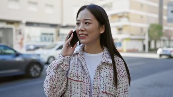 Een Stijlvolle Jonge Aziatische Vrouw Praat Een Smartphone Tijdens Het — Stockvideo