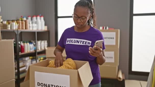 Africano Americano Mulher Voluntária Organização Doações Dentro Casa Enquanto Usando — Vídeo de Stock