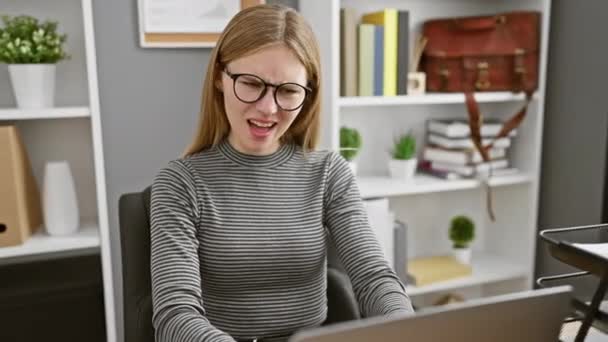 Uma Mulher Jovem Profissional Trabalha Intensamente Seu Laptop Escritório Moderno — Vídeo de Stock