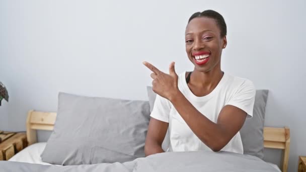 Alegre Mujer Afroamericana Alegremente Señalando Hacia Arriba Acostada Cama Con — Vídeo de stock