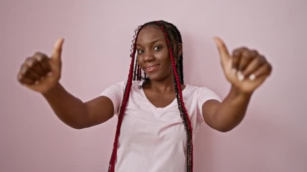 Kendine Güveni Olan Neşeli Afro Amerikalı Kadın Telefon Jesti Yapıyor — Stok video