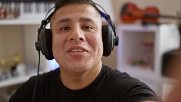 Joven Músico Latino Escuchando Música Haciendo Videollamadas Estudio Música — Vídeos de Stock