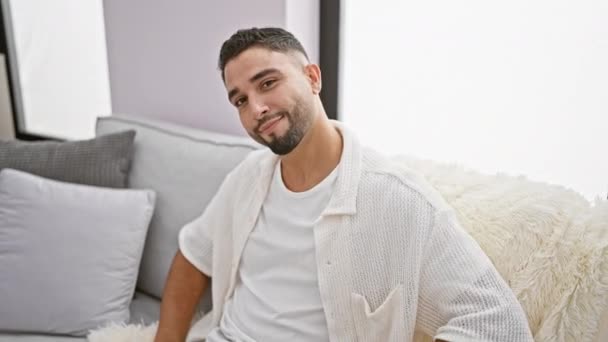 Joyeux Jeune Homme Arabe Assis Sur Son Canapé Maison Clignotant — Video