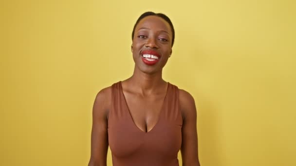 Χαρούμενη Αφροαμερικάνα Που Χαμογελάει Χαρά Στέκεται Αυτοπεποίθηση Απέναντι Κίτρινο Απομονωμένο — Αρχείο Βίντεο
