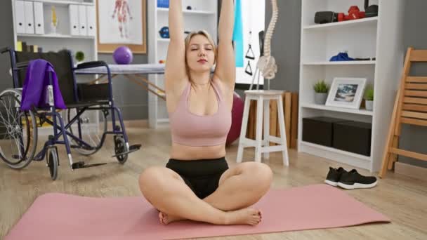 Una Joven Ejercita Sobre Una Esterilla Yoga Una Clínica Fisioterapia — Vídeo de stock