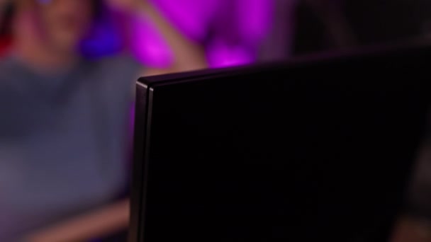一个戴眼镜的西班牙男人在一个有紫色灯光的游戏室里震惊了 — 图库视频影像