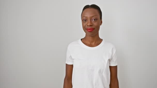 Sebevědomá Africká Americká Žena Radostně Ukazuje Bílé Izolované Pozadí Předvádí — Stock video