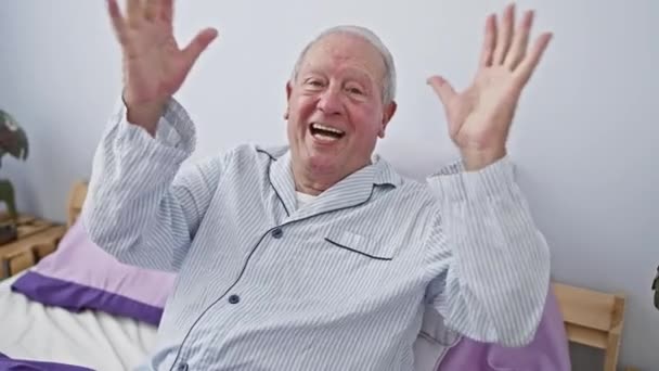 Hombre Mayor Extático Pijama Celebra Una Victoria Dormitorio Increíblemente Emocionado — Vídeo de stock