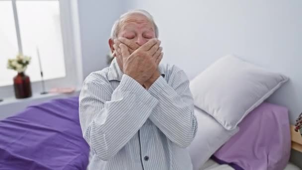 Geschockter Älterer Mann Schlafanzug Bedeckt Erstaunt Mund Mit Händen Sitzt — Stockvideo