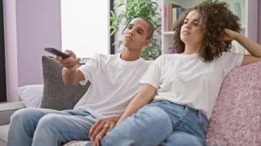 Güzel bir çift en sevdikleri filmi neşeyle izliyor, evdeki kanepede oturuyor, gülüşlerini paylaşıyor ve gülüyorlar.