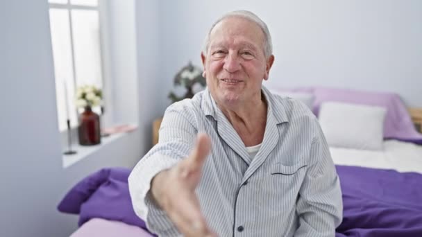 Vriendelijke Senior Man Pyjama Glimlachend Met Een Warme Handdruk Vanuit — Stockvideo