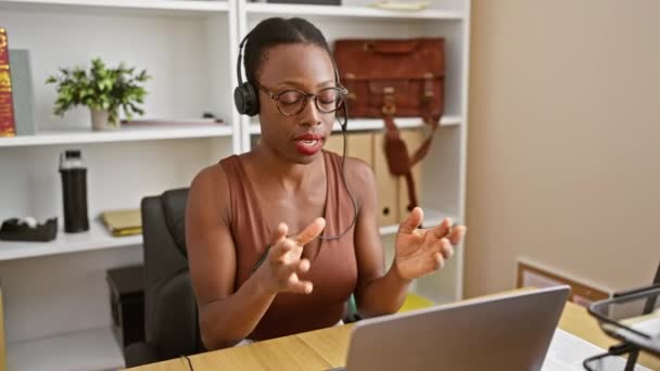 Όμορφη Αφρο Αμερικανίδα Αφεντικό Γυαλιά Αφοσιωμένη Ένα Διαδικτυακό Επαγγελματικό Τηλεφώνημα — Αρχείο Βίντεο