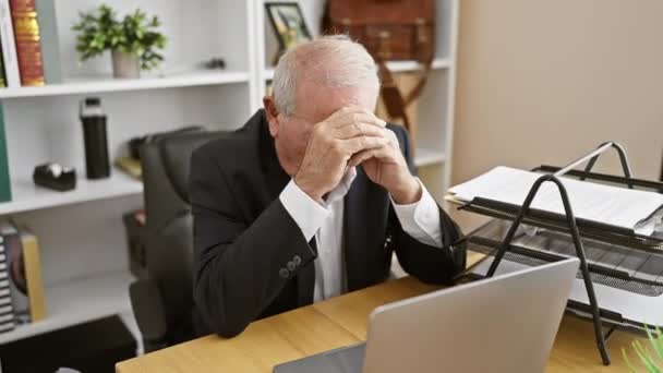 Přepracovaný Starší Muž Cítí Stresu Pracuje Notebooku Kanceláři — Stock video