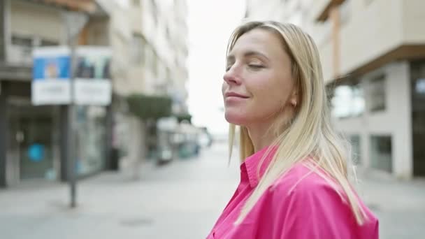 Кавказька Жінка Посміхається Рожевій Сорочці Спокійній Міській Вулиці — стокове відео
