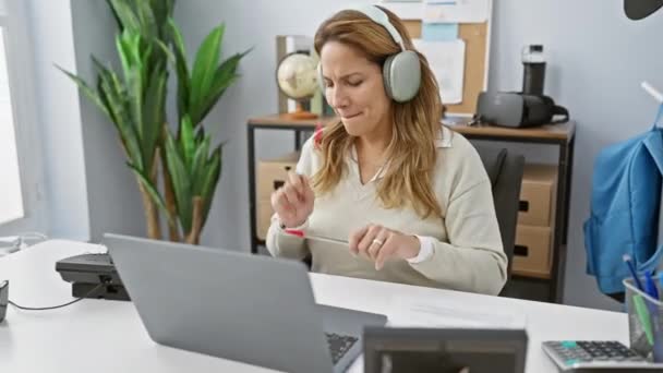 Uma Mulher Alegre Fones Ouvido Gosta Música Enquanto Trabalha Com — Vídeo de Stock