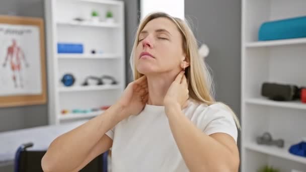 Eine Junge Blonde Frau Untersucht Ihren Hals Inneren Einer Medizinischen — Stockvideo
