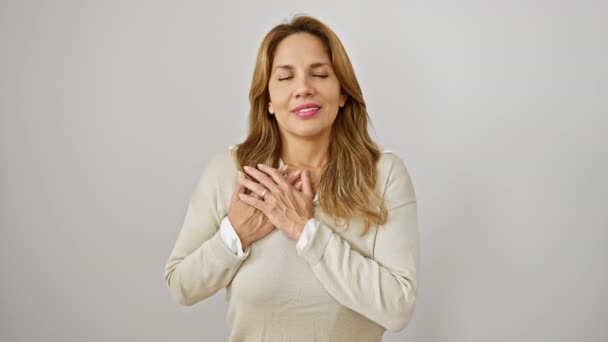Bela Jovem Latina Com Mãos Peito Sorrindo Agradecida Irradia Saúde — Vídeo de Stock