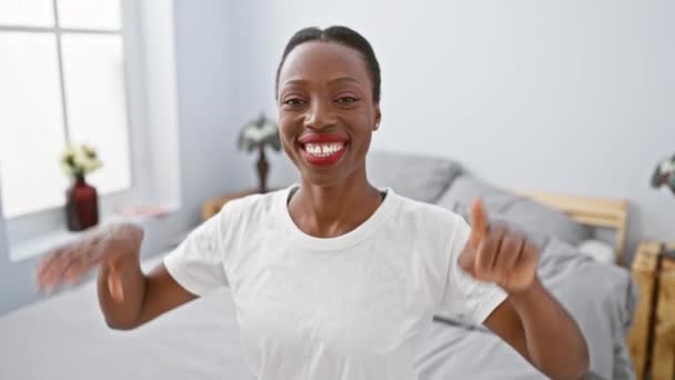 Mulher Americana Africana Alegre Deitada Cama Alegremente Levantando Dedos Mostrando — Vídeo de Stock