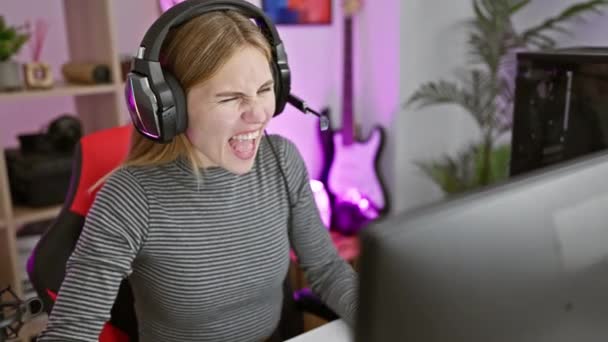 Ung Kvinna Med Hörlurar Spelar Dataspel Ett Pulserande Spelrum Natten — Stockvideo