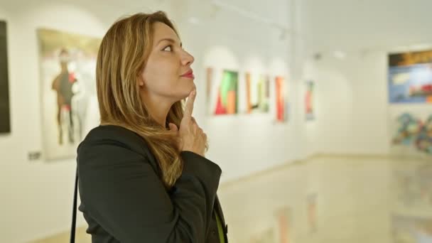 Mujer Reflexiva Contemplando Arte Moderno Interior Galería Brillante — Vídeo de stock