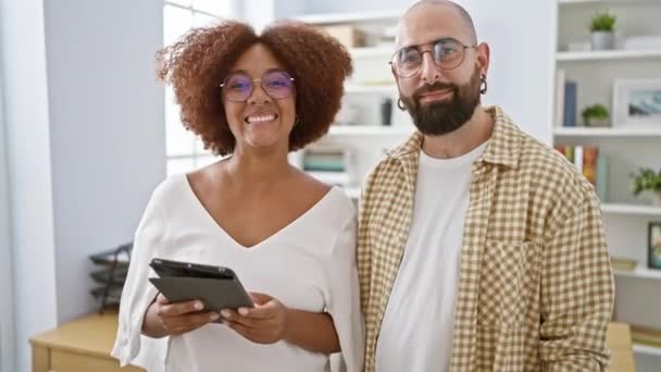 Mann Und Frau Zwei Lächelnde Büroangestellte Nutzen Erfolgreich Touchpad Technologie — Stockvideo
