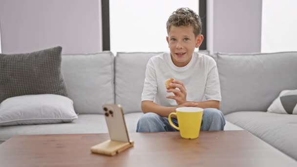 Очаровательный Блондин Серьезно Занимается Онлайн Разговором Используя Мобильные Технологии Завтракать — стоковое видео