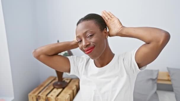 Sceptyczna Afroamerykanka Zabawnie Sprawia Królicze Uszy Gestykulują Leżąc Łóżku Wielkanoc — Wideo stockowe