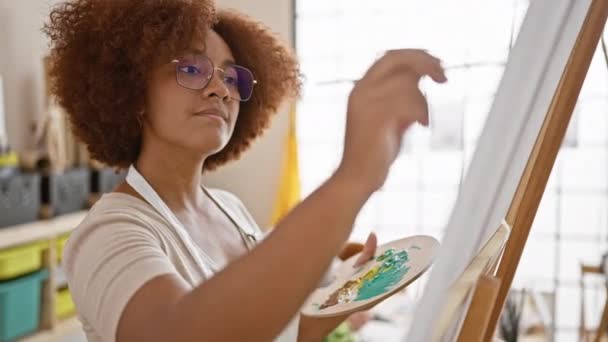 Dva Sebevědomí Umělci Kteří Usmívají Když Rádi Kreslí Společně Ateliéru — Stock video